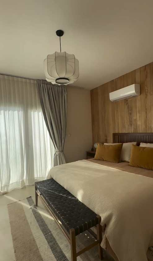 Instalación de cortina en dormitorio